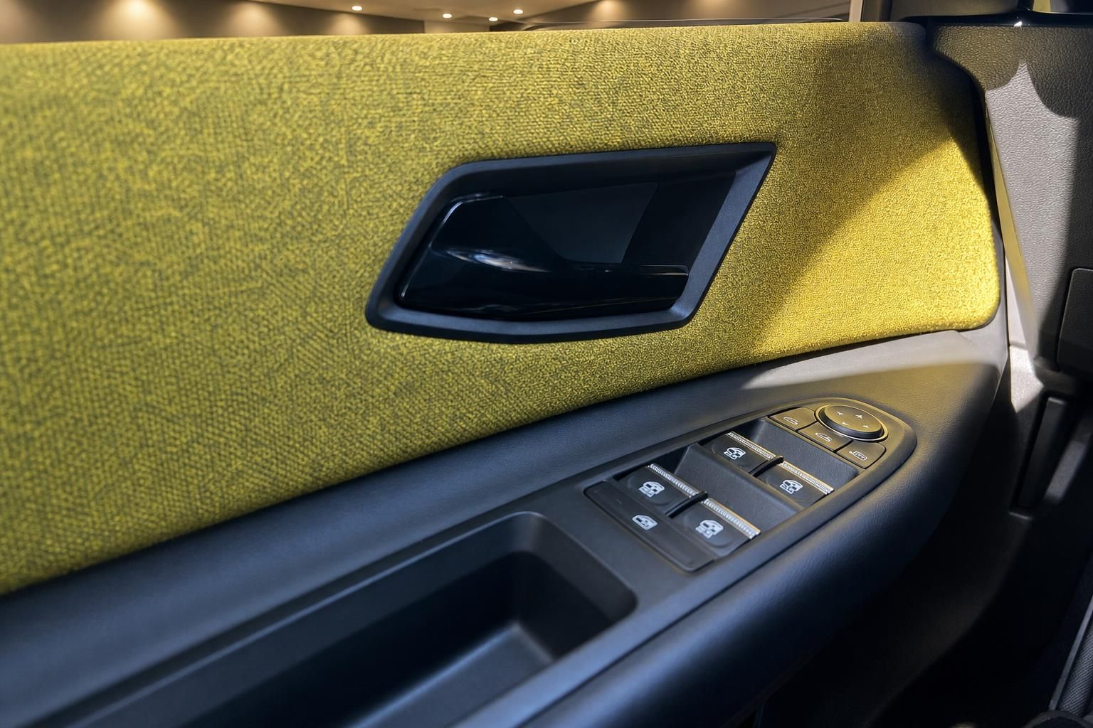 Türverkleidung mit gelbem Stoff und Bedienelementen im Renault 5