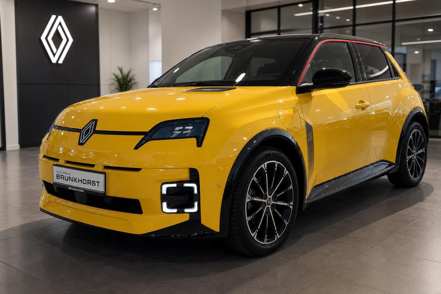 Renault 5 in Gelb, Frontansicht schräg im Autohaus Brunkhorst Showroom