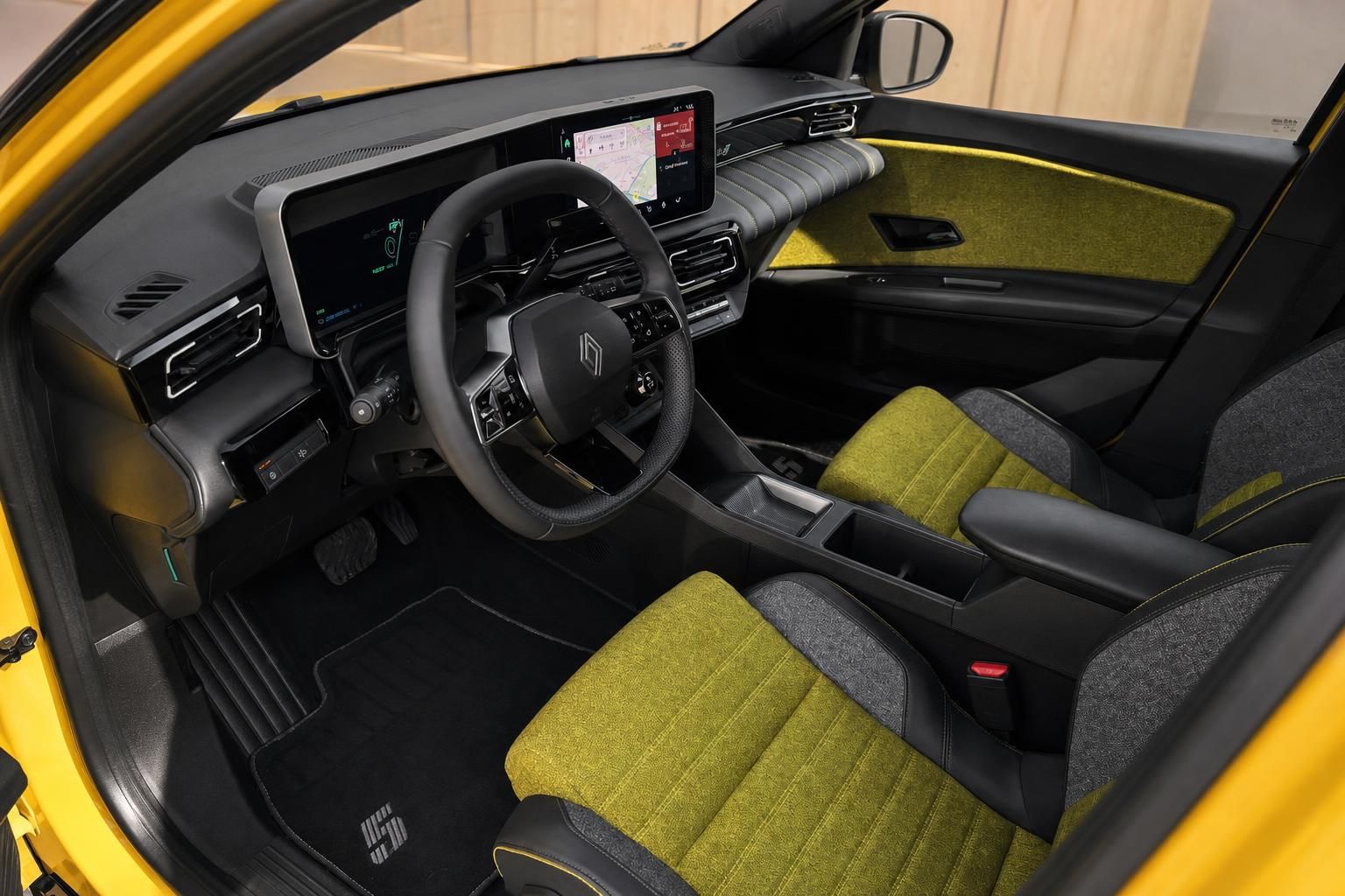 Renault 5 Innenraum mit gelben Sitzen und Cockpit-Display