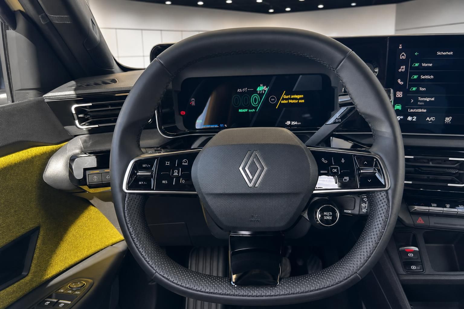 Lenkrad und Digitalcockpit im Renault 5 mit Fahrassistenz-Anzeige