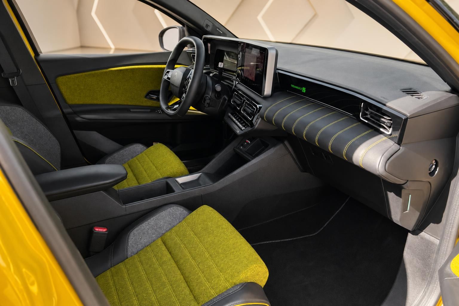 Innenraum Renault 5 mit gelben Sportsitzen und modernem Cockpit