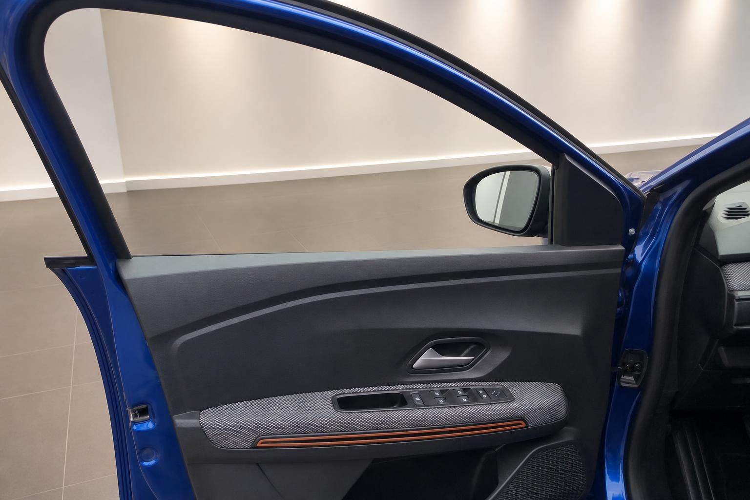 Dacia Fahrertür in Blau mit Bedienelementen und Außenspiegel