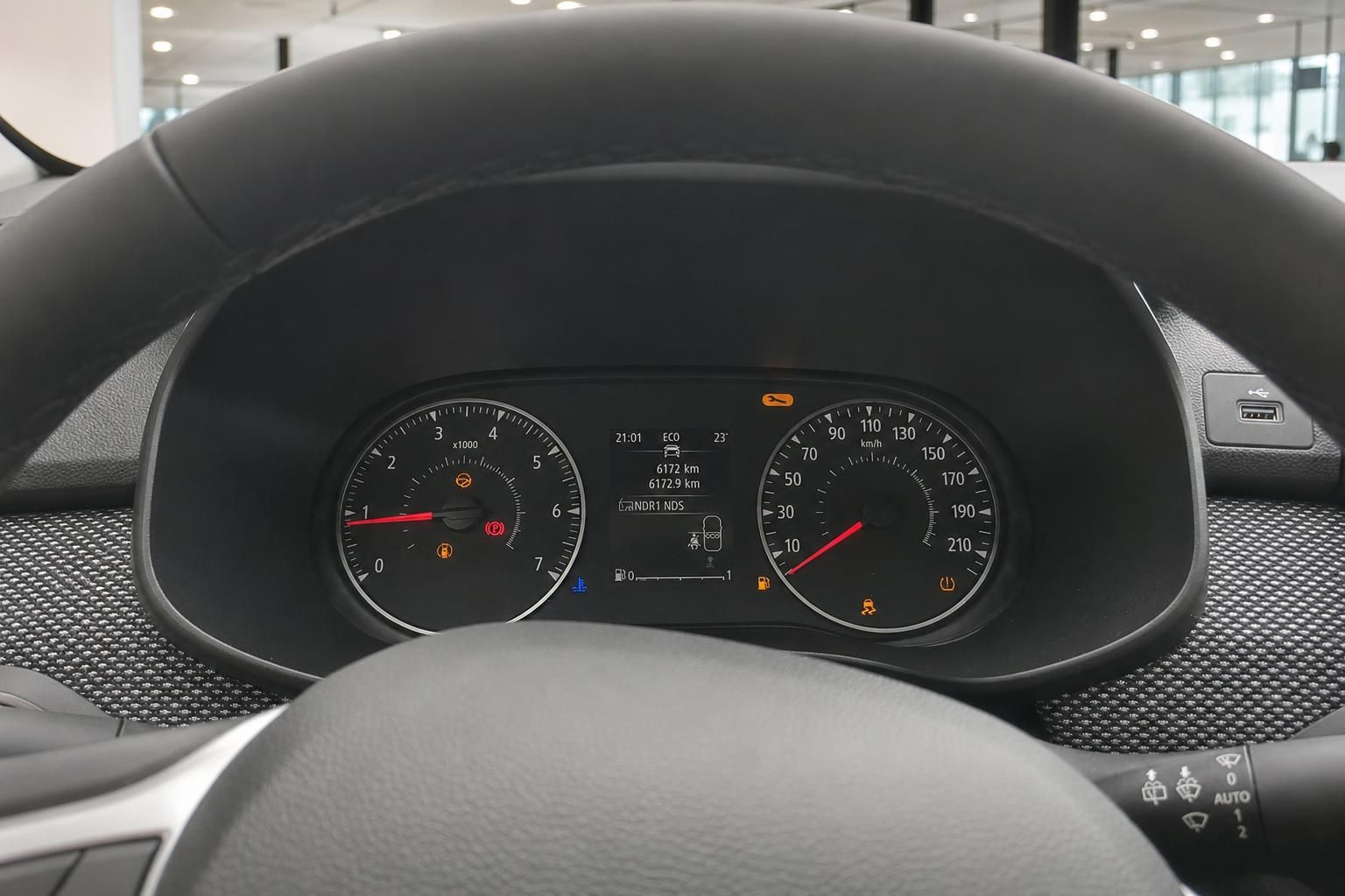 Cockpit mit Tacho und Drehzahlmesser im Fahrzeuginnenraum