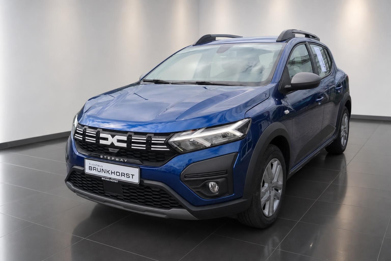 Dacia Sandero Stepway blau, Frontansicht schräg im Autohaus Brunkhorst
