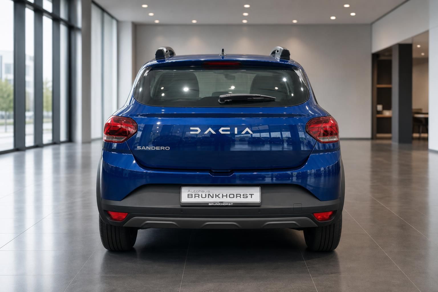 Dacia Sandero blau, Heckansicht im Showroom Autohaus Brunkhorst