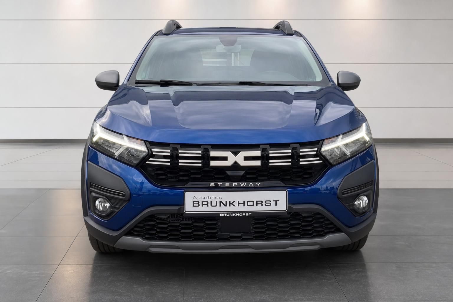 Dacia Sandero Stepway blau, Frontansicht mit LED-Scheinwerfern