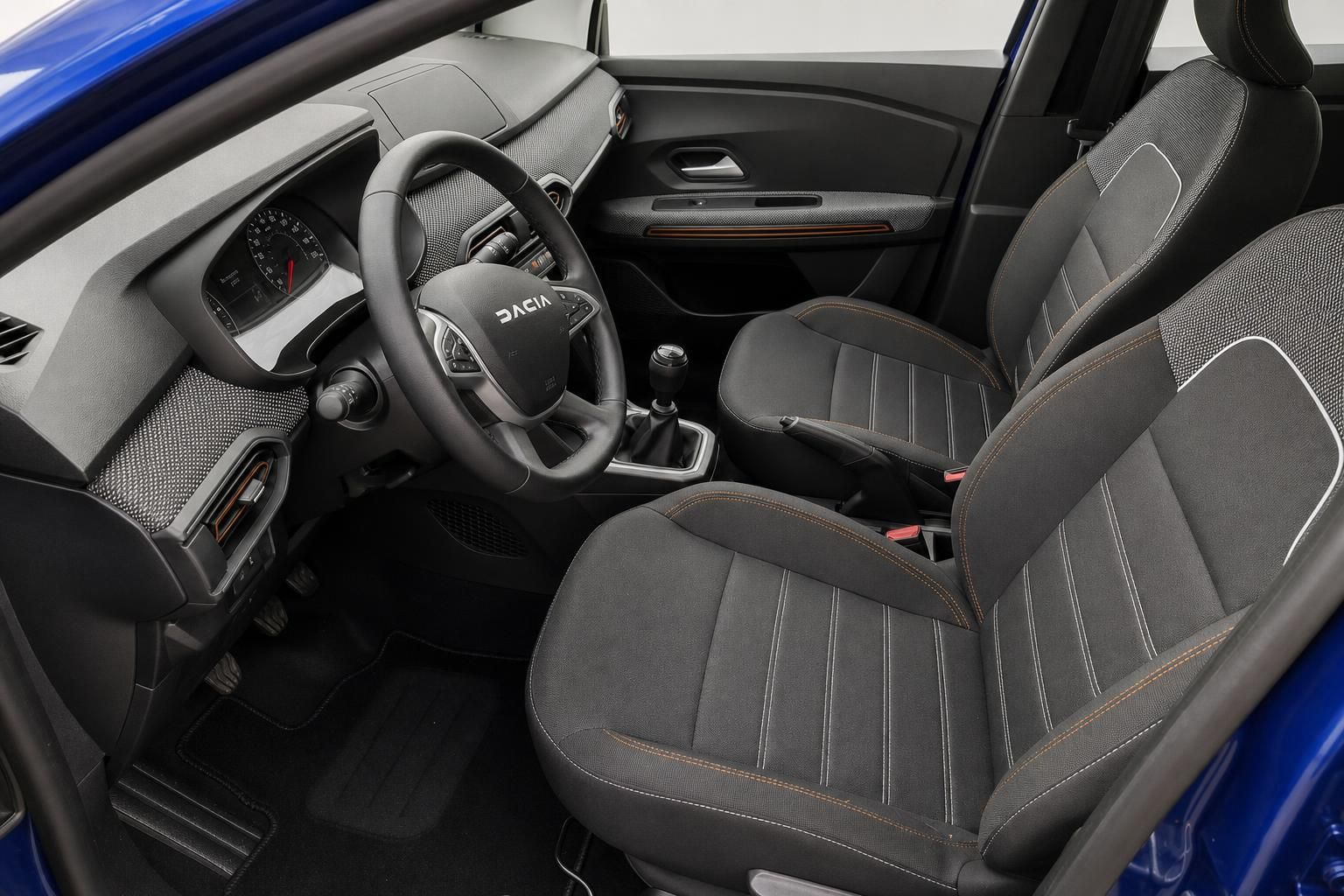 Dacia Sandero Innenraum mit Sportsitzen und Lenkrad, Detailansicht