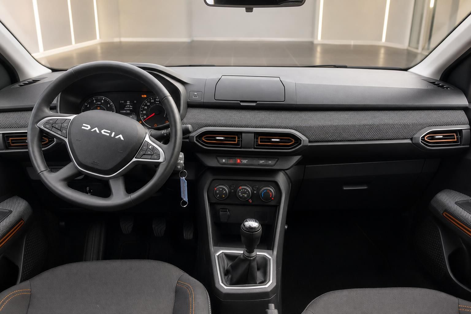 Dacia Sandero Cockpit mit Lenkrad und Armaturenbrett, Innenraumansicht