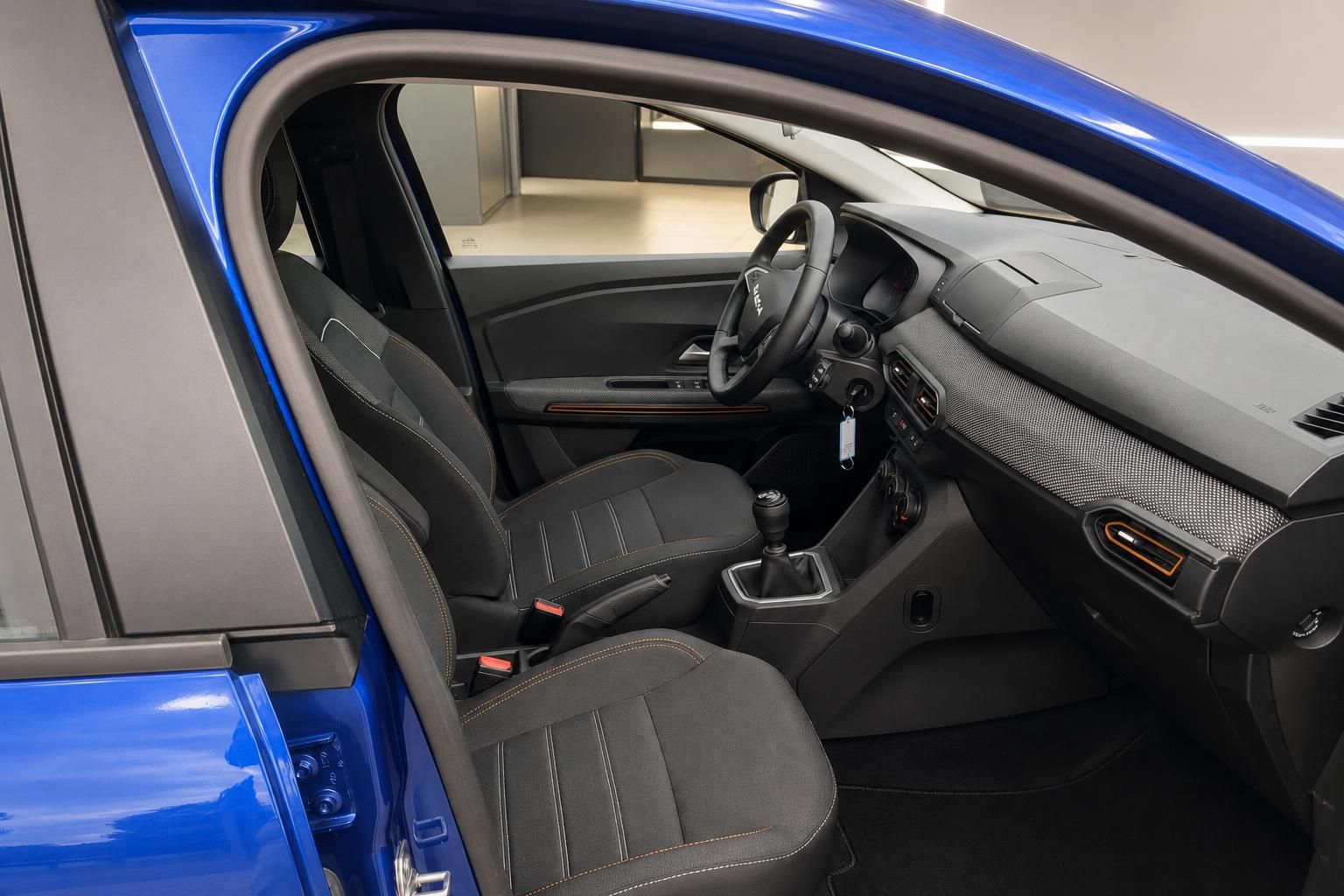 Dacia Innenraum mit Vordersitzen und Cockpit in Schwarz