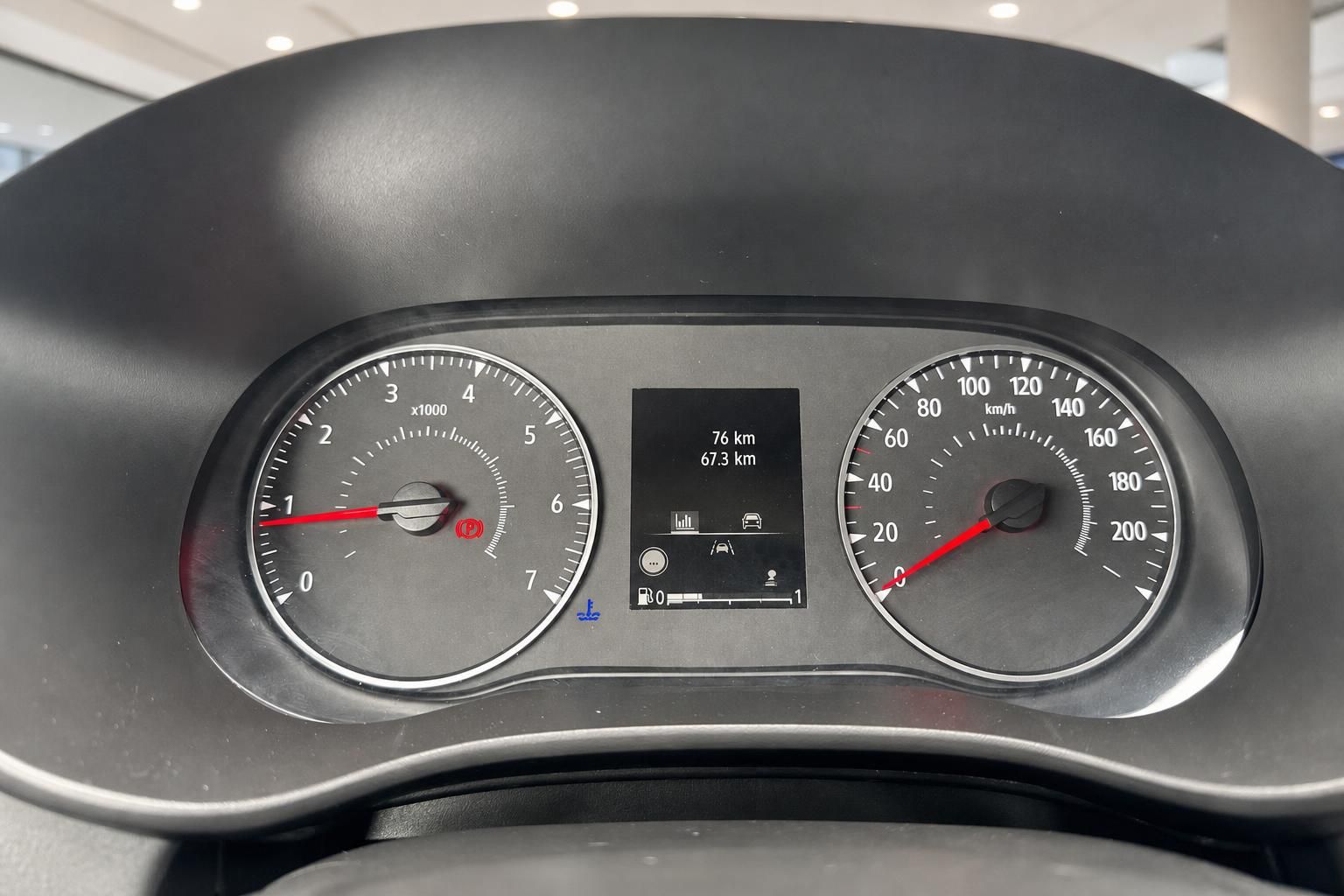 Dacia Armaturenbrett mit Drehzahlmesser, Tachometer und digitalem Display