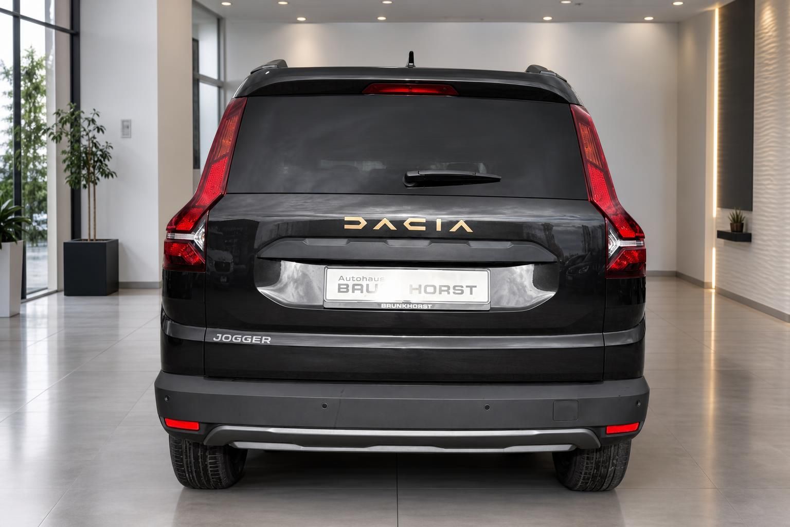 Dacia Jogger schwarz Heckansicht mit Rückleuchten und Autohaus Brunkhorst Kennzeichen