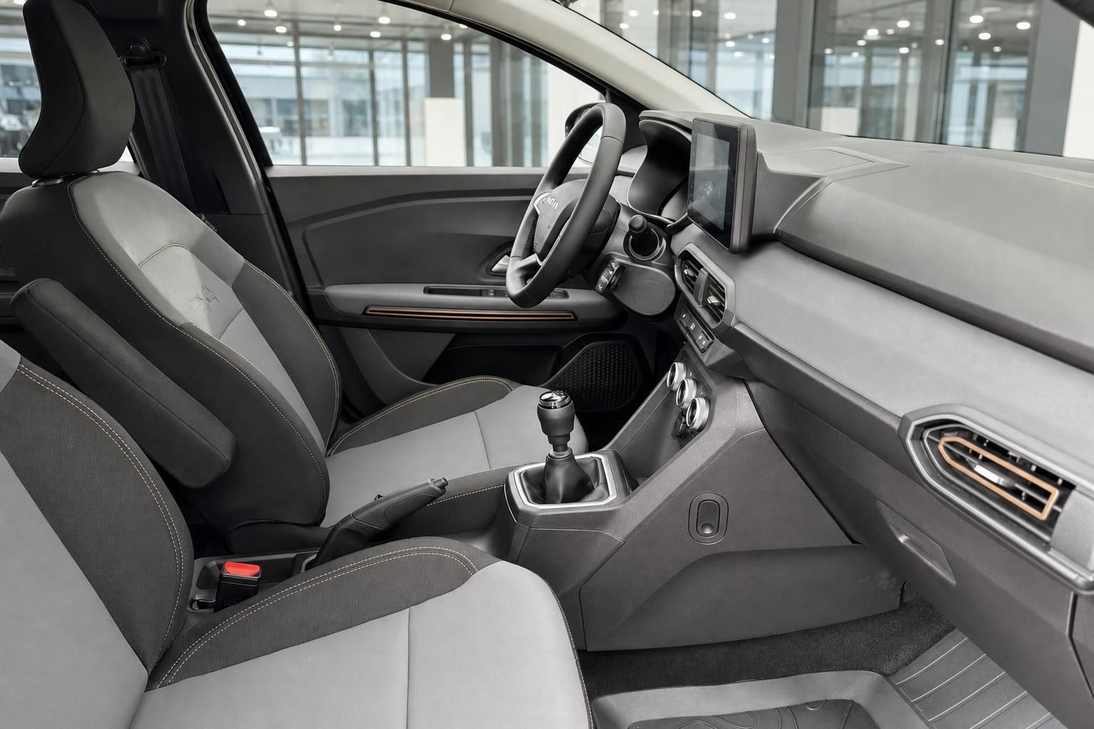 Dacia Fahrzeug Innenraum mit Vordersitzen, Schaltknauf und Mittelkonsole