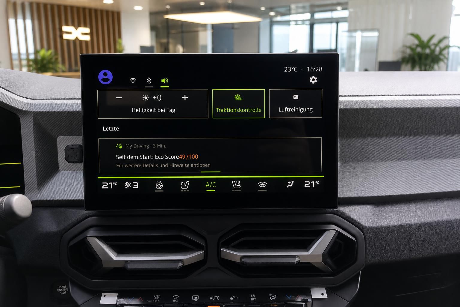 Dacia Touchscreen Infotainment-Display mit Traktionskontrolle und Klimaeinstellungen im Innenraum