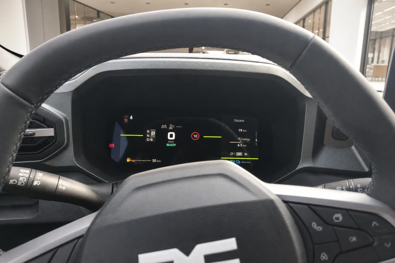 Digitales Kombiinstrument und Lenkrad eines SUV – Tacho und Fahrerassistenzanzeigen im Innenraum