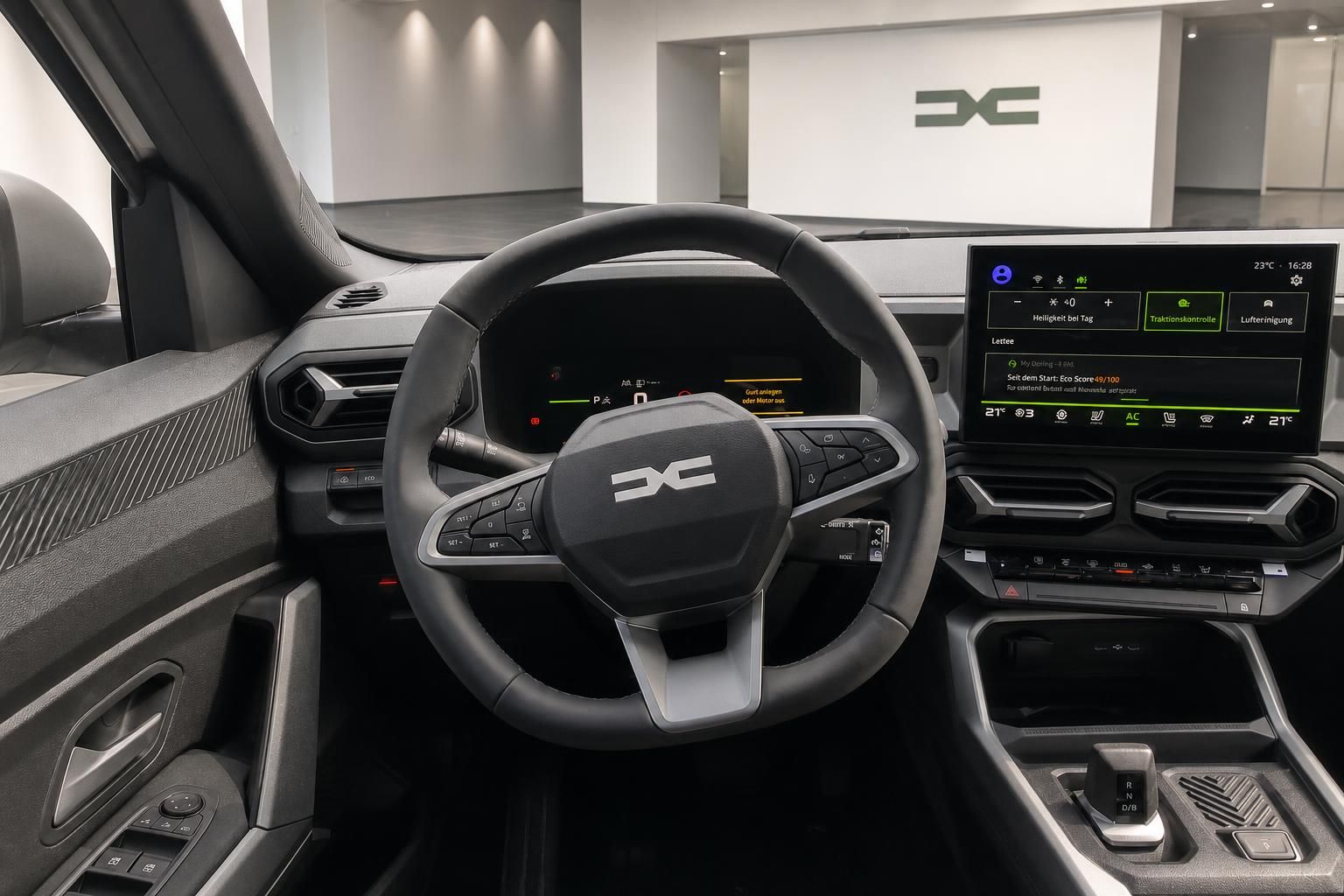Dacia Innenraum Cockpit mit Lenkrad und digitalem Kombiinstrument sowie Infotainment-Touchscreen