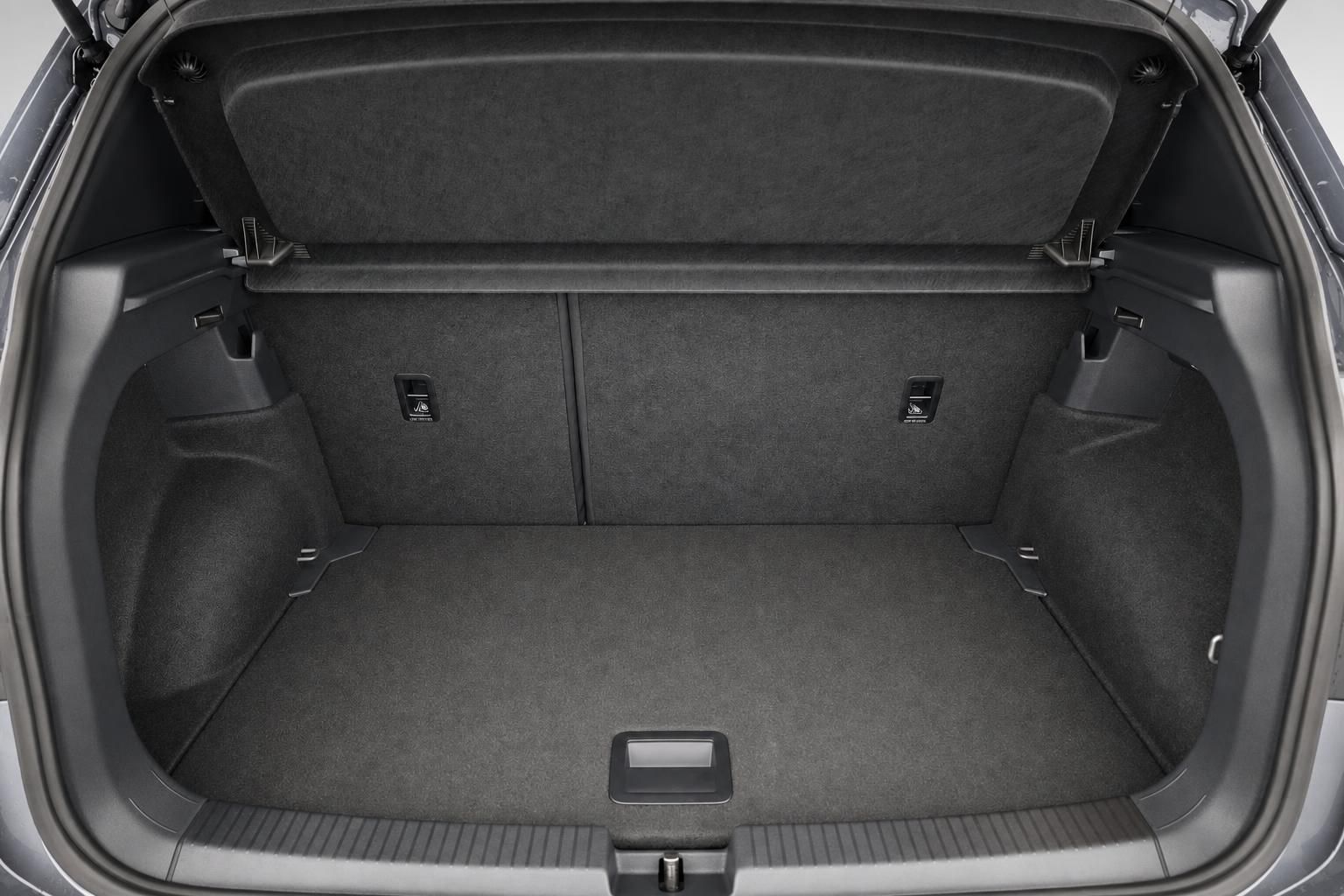 Geöffneter Kofferraum mit viel Stauraum im VW Fahrzeug