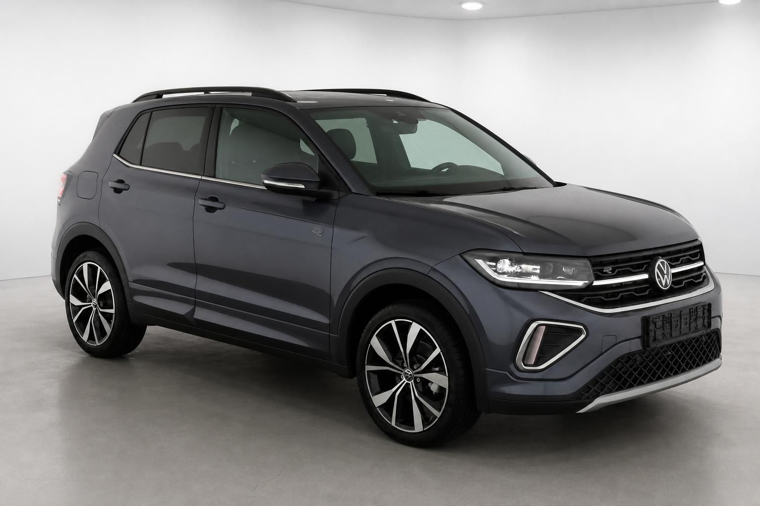 VW T-Cross grau, Frontansicht seitlich im Studio