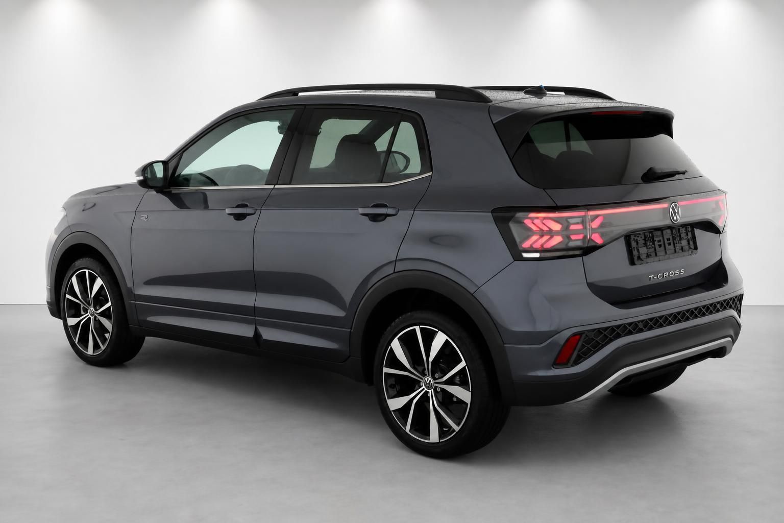 VW T-Cross grau, Seiten-Heckansicht Studio