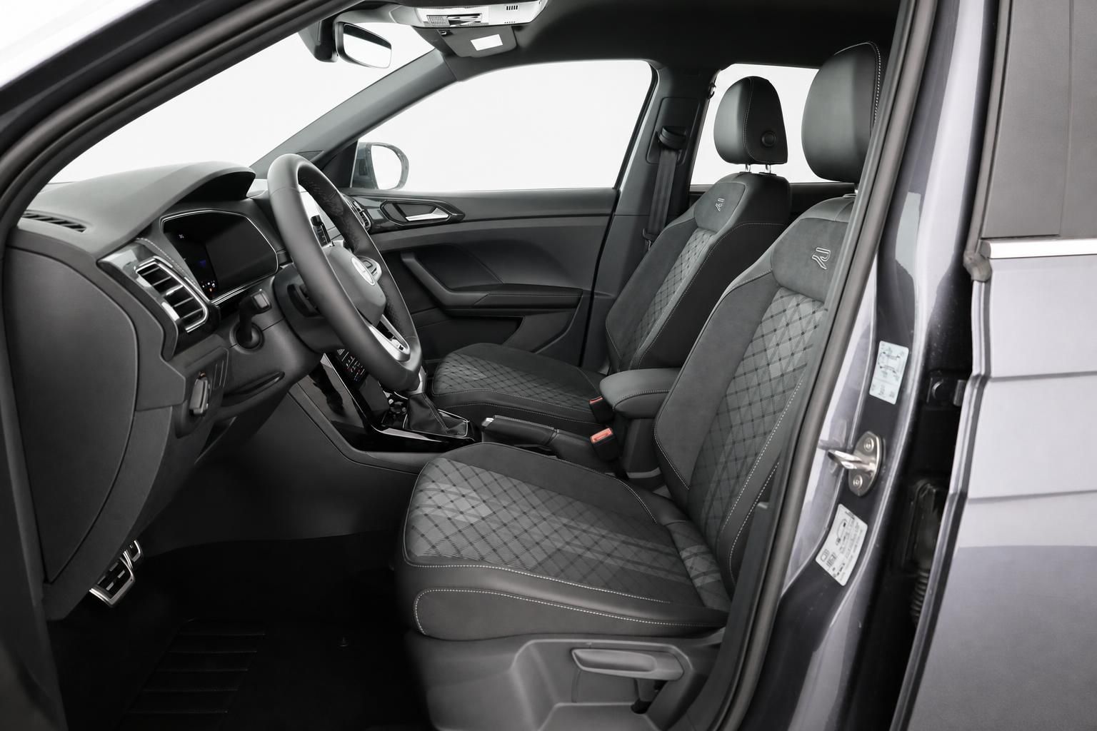 VW T-Cross Innenraum mit schwarzen Sportsitzen