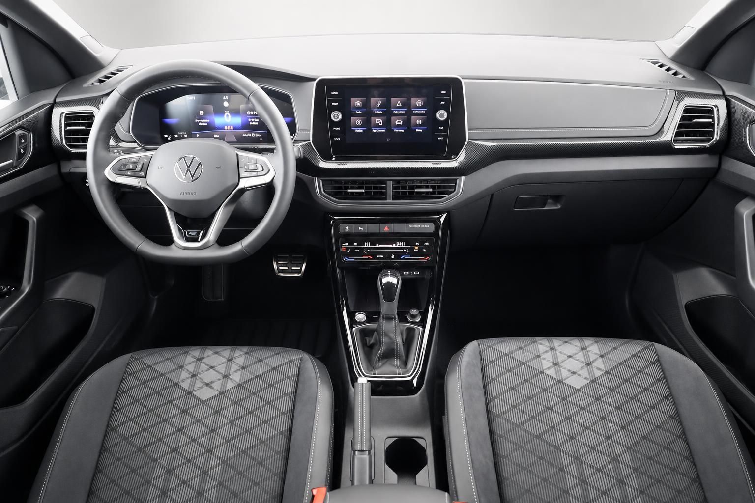 VW Cockpit mit Lenkrad, Digitaltacho und Touchscreen im Innenraum