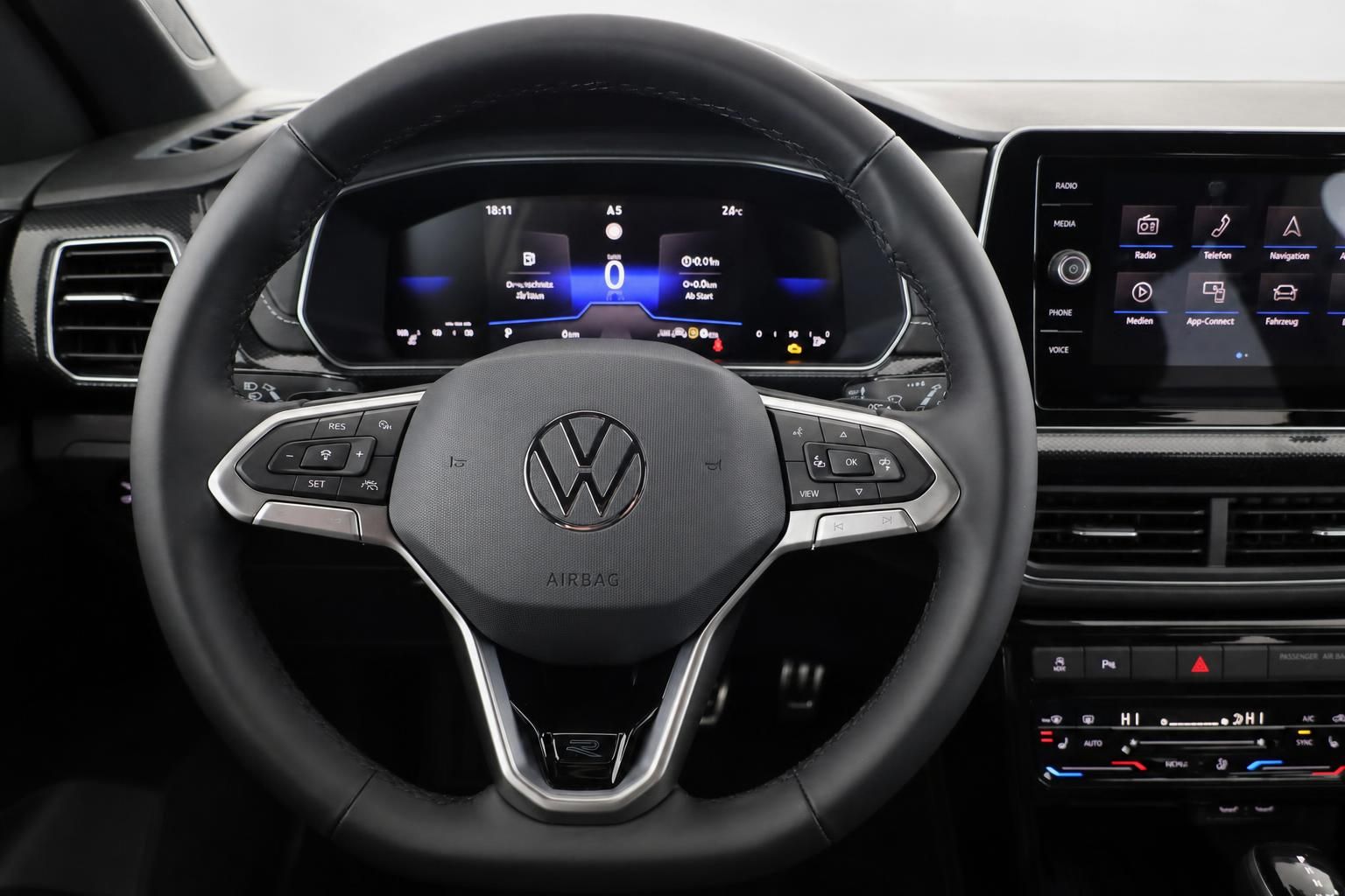 VW Lenkrad mit Multifunktionstasten und digitalem Tacho im Detail
