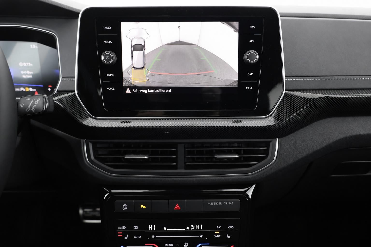 Touchscreen mit Rückfahrkamera und Parksensoren im VW Innenraum