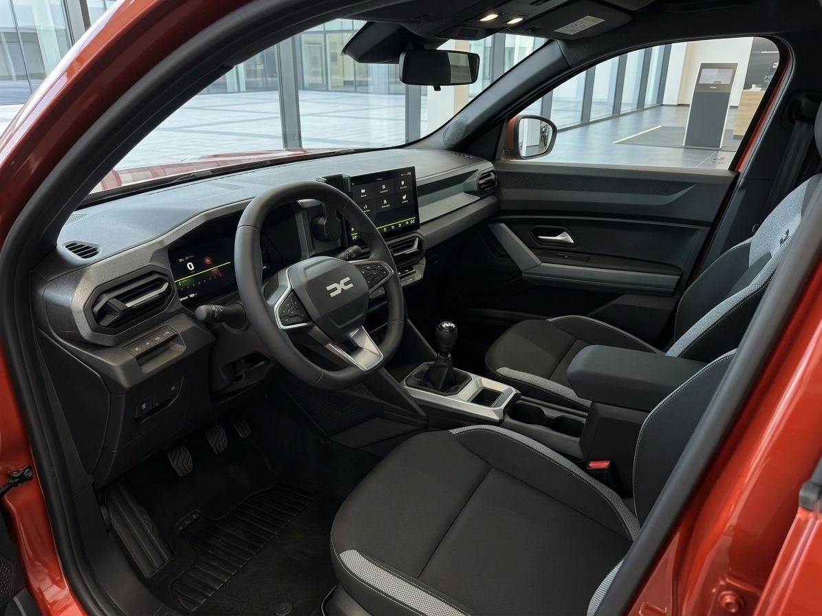 Dacia Bigster Innenraum - Modernes Cockpit mit Touchscreen und Sportlenkrad in Grau