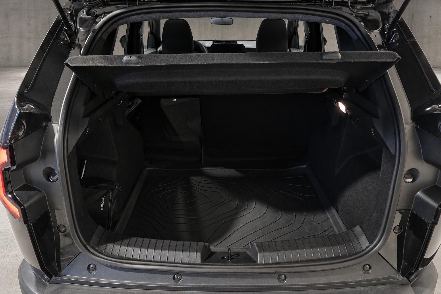 Kofferraum des Dacia Duster mit geoeffneter Heckklappe und Gepaeckraumwanne