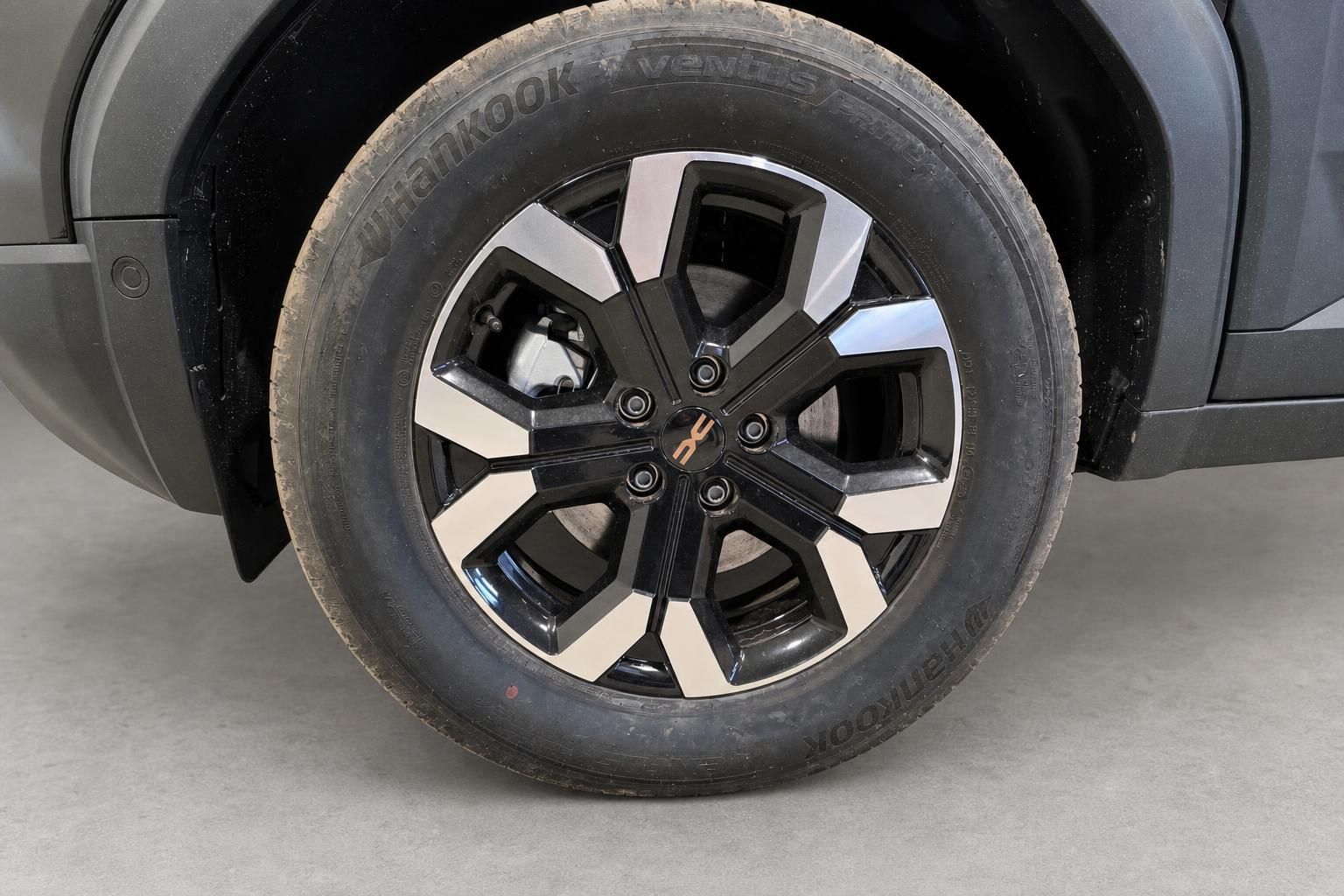 Detailansicht Leichtmetallfelge mit Hankook Reifen am Dacia Duster