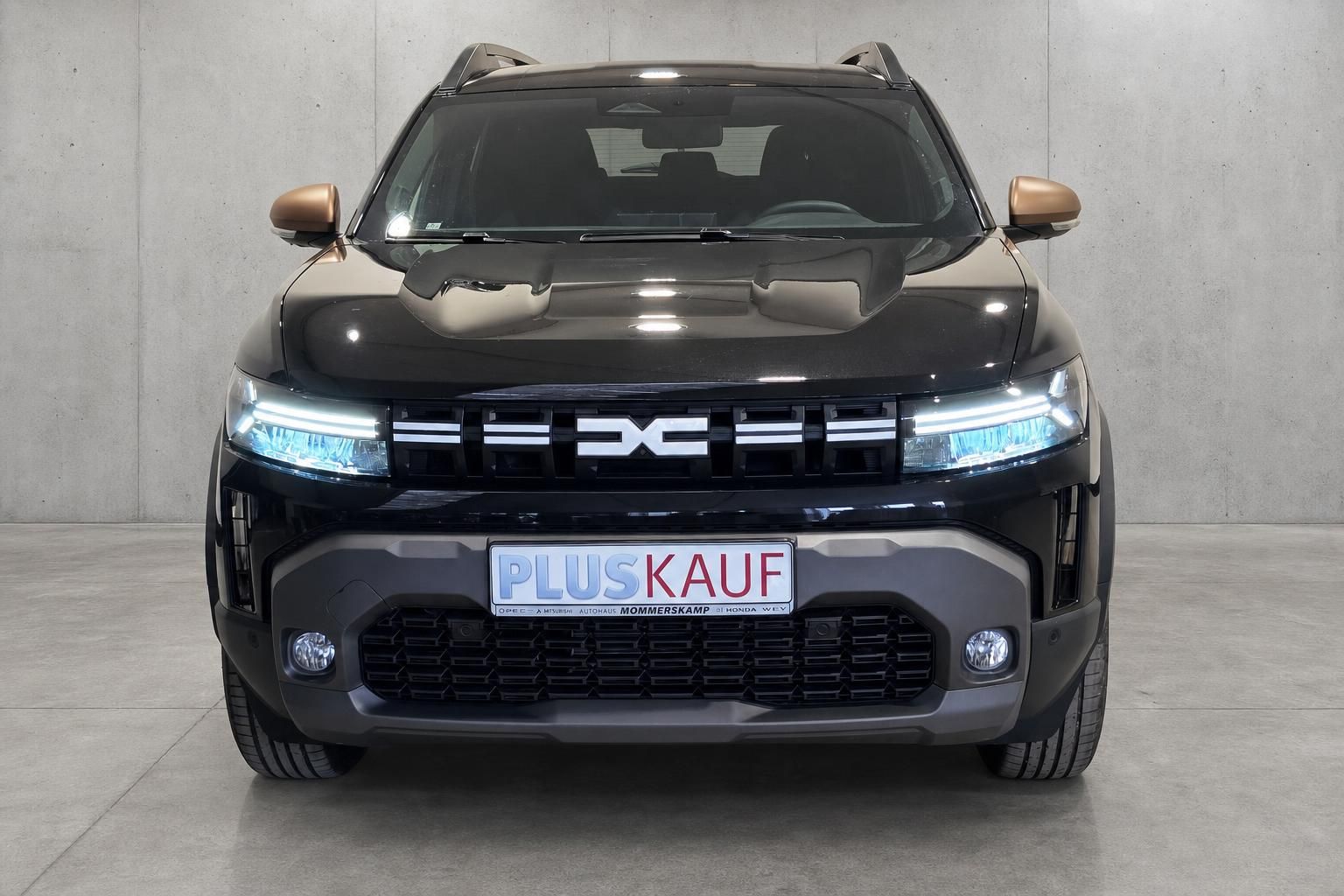 Dacia Duster Frontansicht mit LED-Scheinwerfern und markantem Kuehlergrill