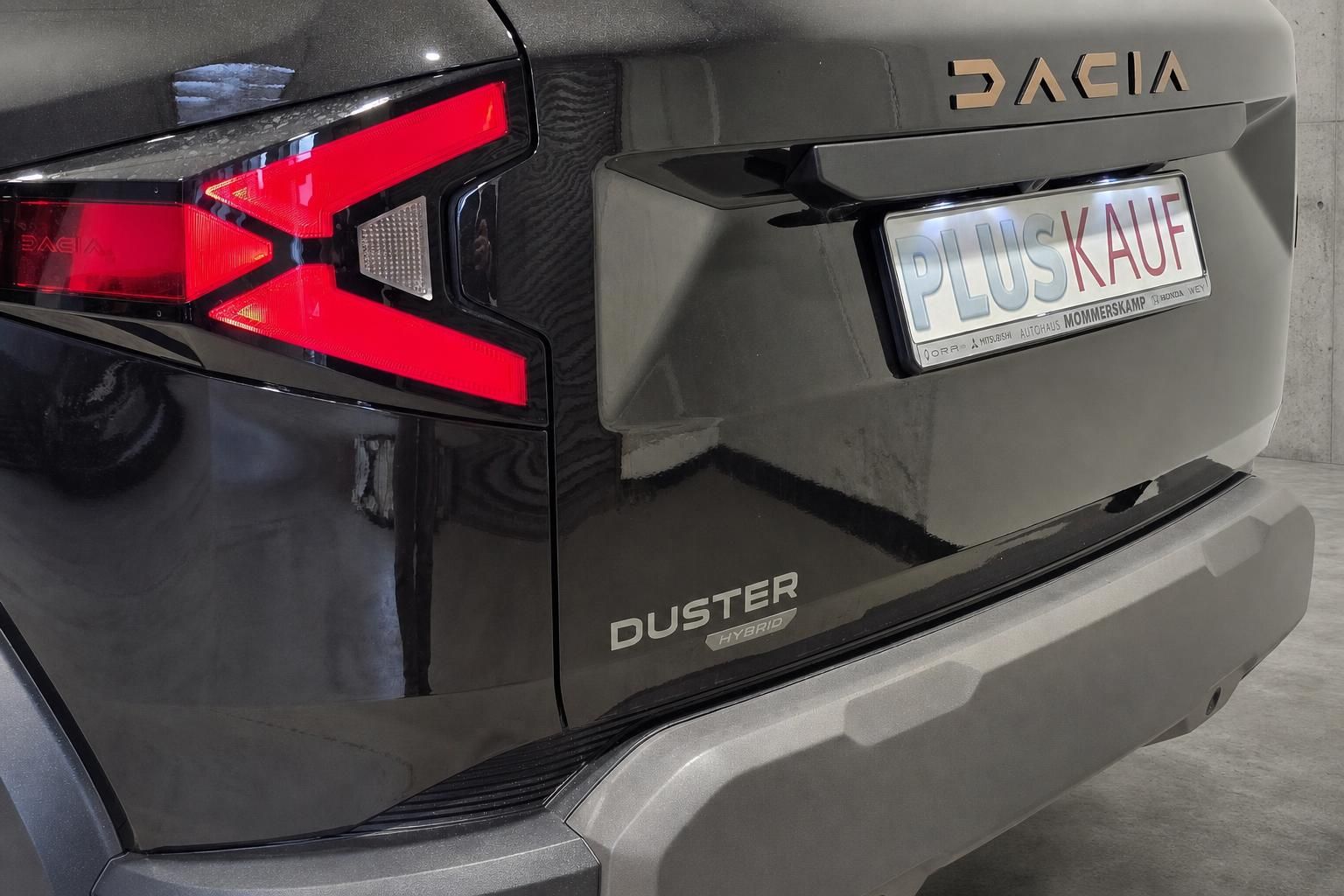 Heckleuchte und Duster Hybrid Schriftzug am Dacia Duster in Schwarz
