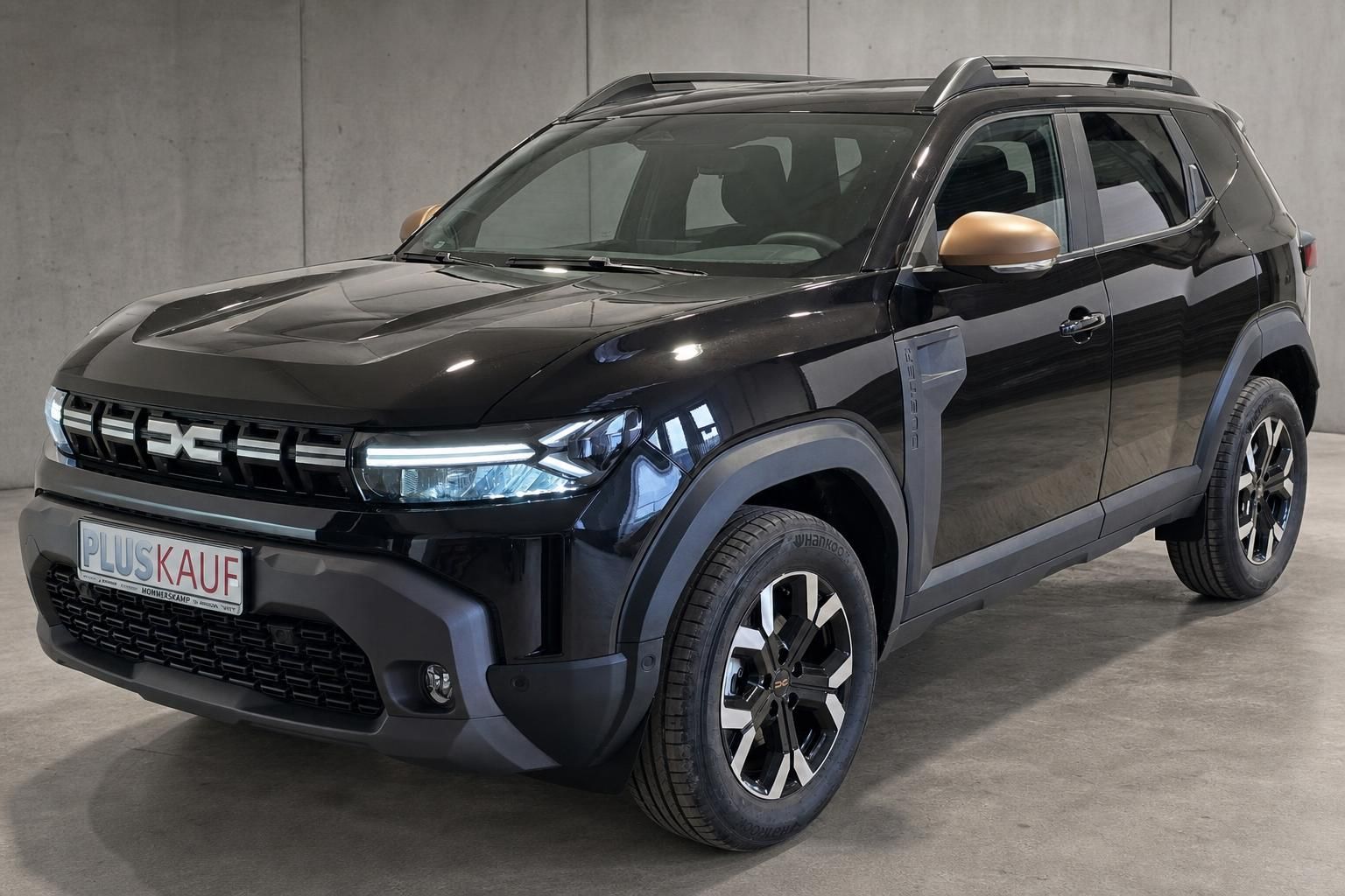 Dacia Duster schwarz, Frontansicht schraeg im Studio