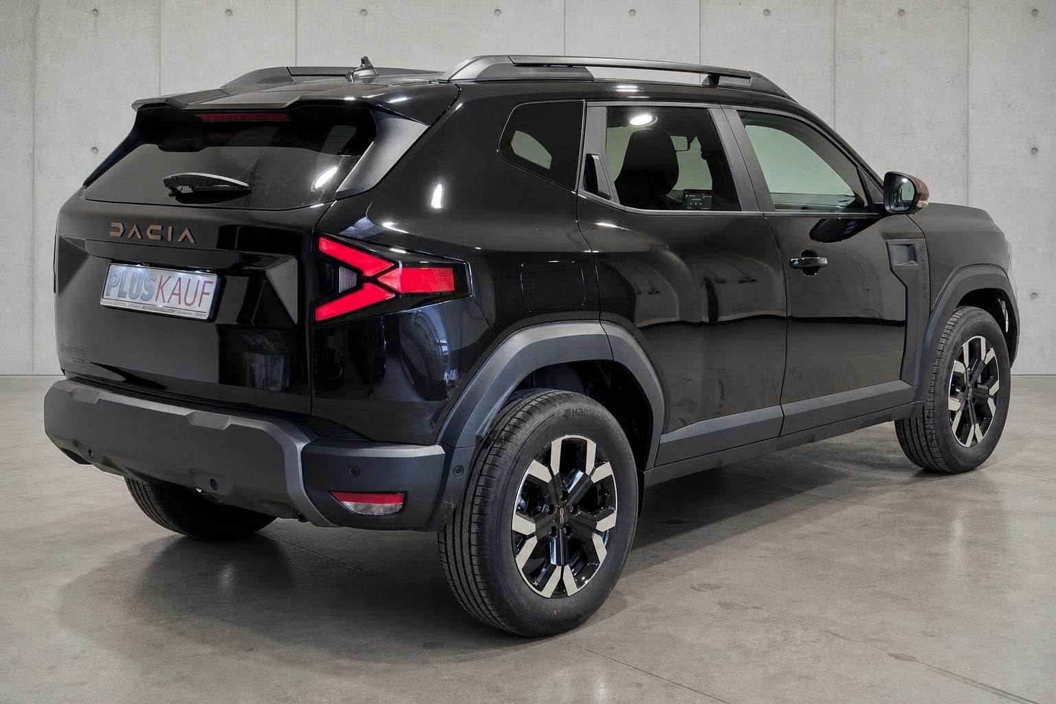 Dacia Duster schwarz, Heckansicht schraeg im Studio