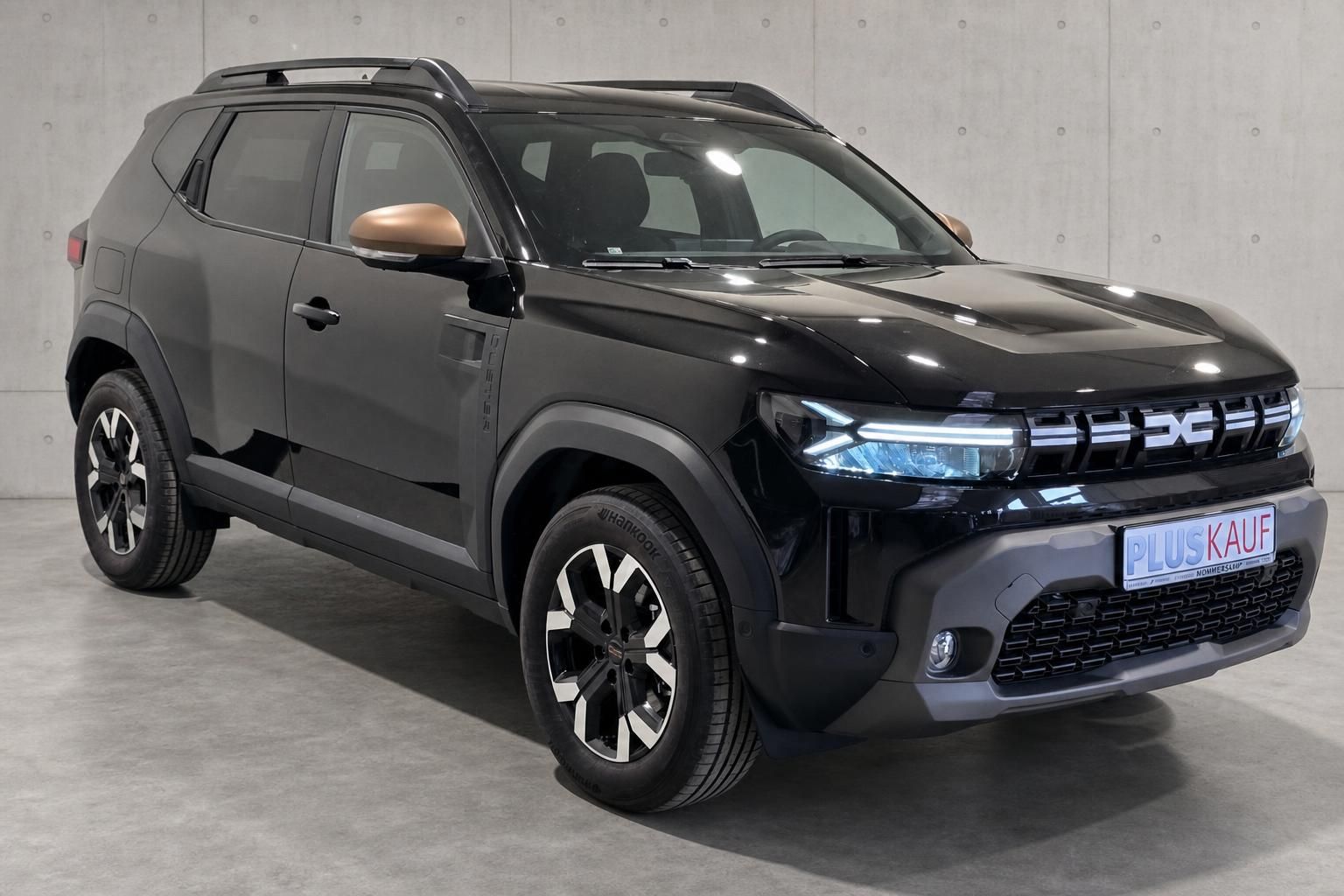 Dacia Duster schwarz, Seitenansicht vorne im Studio