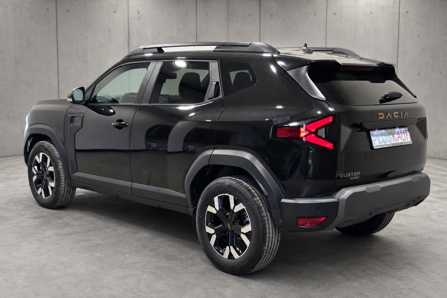 Dacia Duster schwarz, Heck-Seitenansicht mit Alufelgen