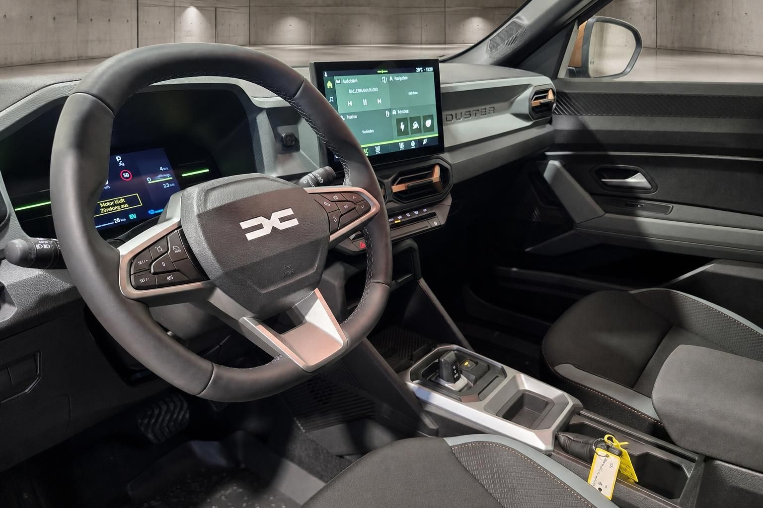 Dacia Duster Cockpit mit Lenkrad und Multimedia-Display im Innenraum