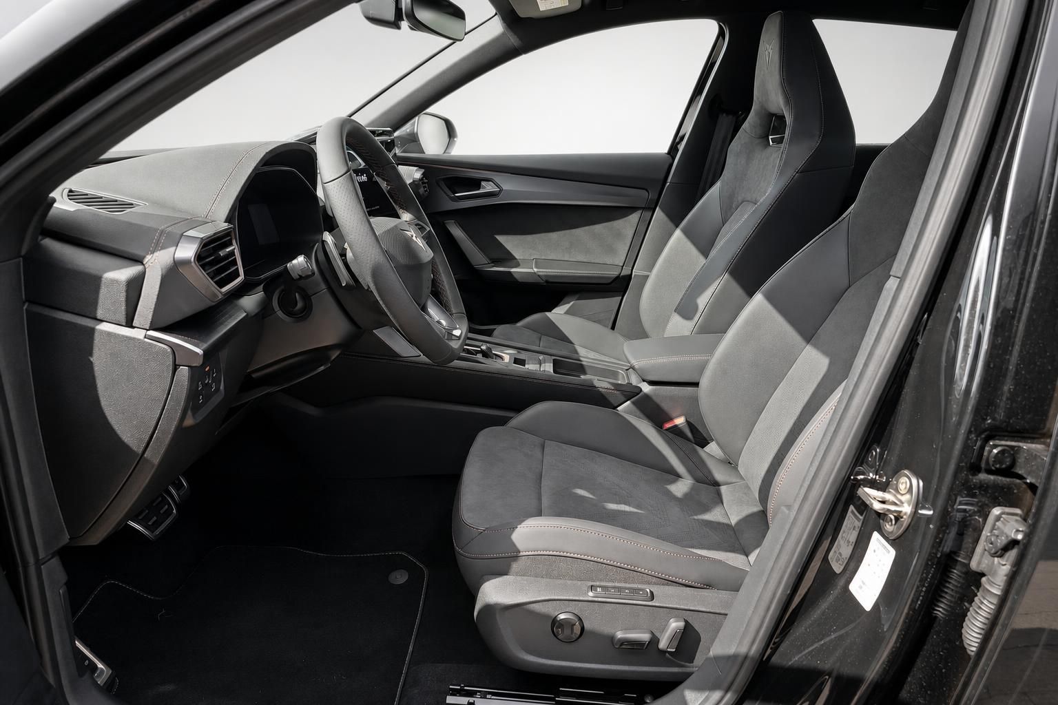 Cupra Innenraum mit Sportsitzen und Armaturenbrett, Blick durch Fahrertür