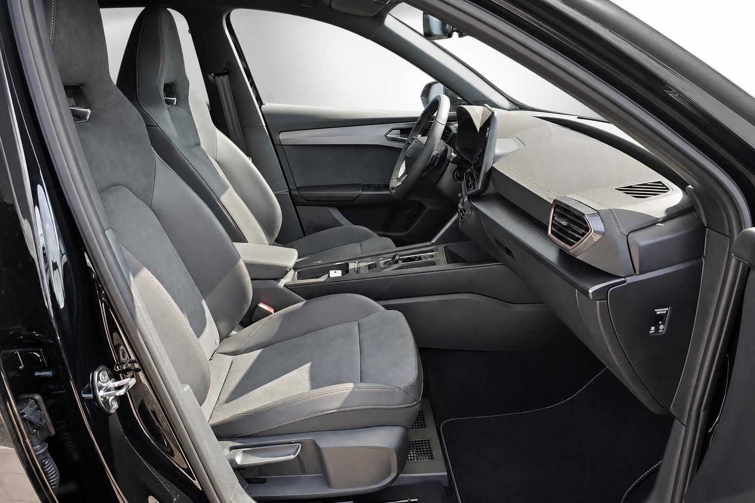 Cupra Interieur mit Sportsitzen und Cockpit, Ansicht durch Beifahrertür