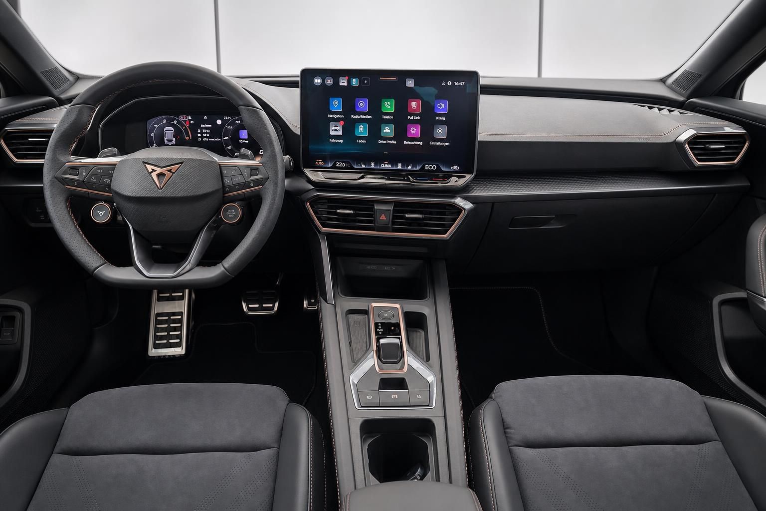 Cupra Cockpit mit Lenkrad, Touchscreen und Mittelkonsole im Detail