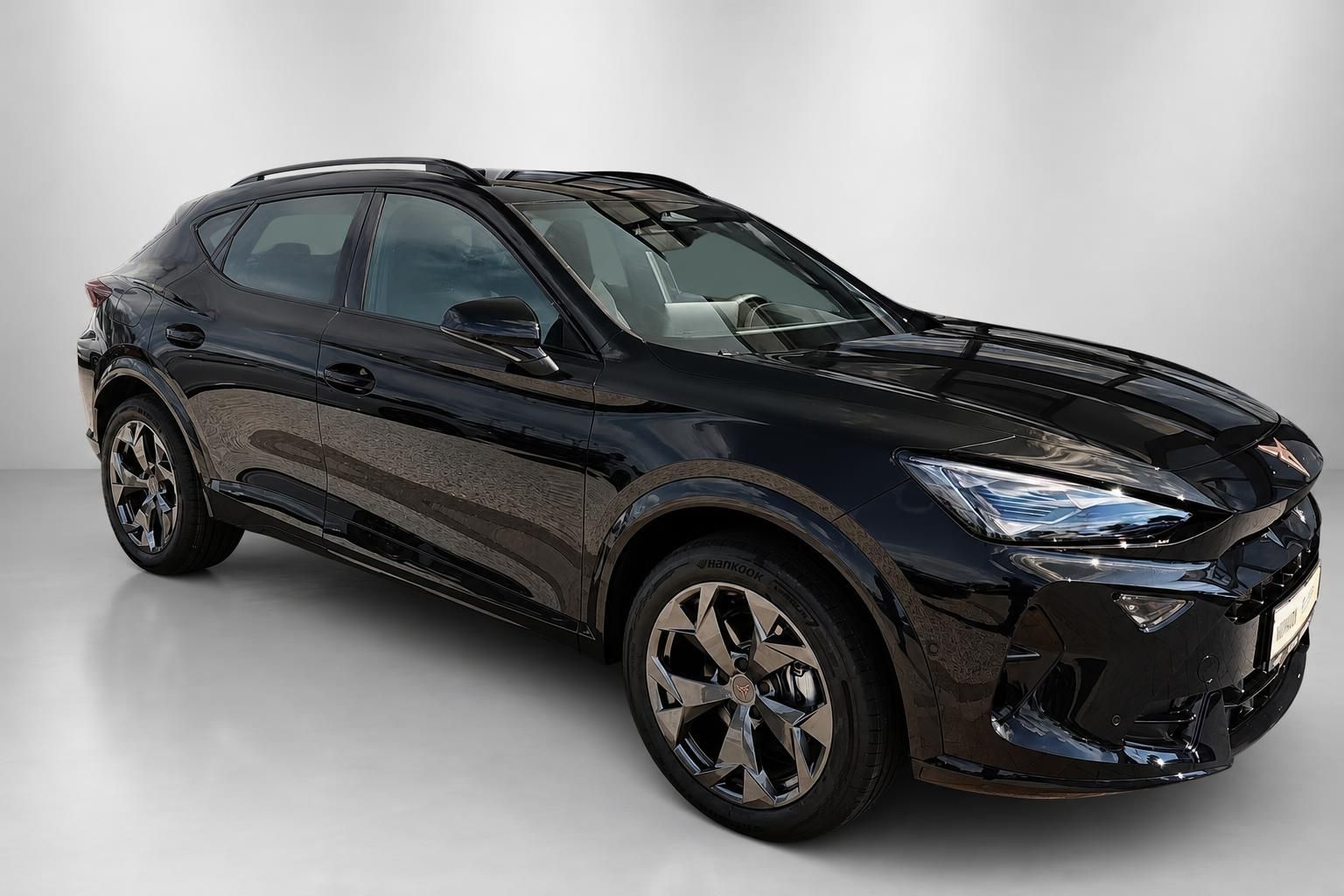 Cupra Formentor schwarz SUV Frontansicht schraeg im Studio