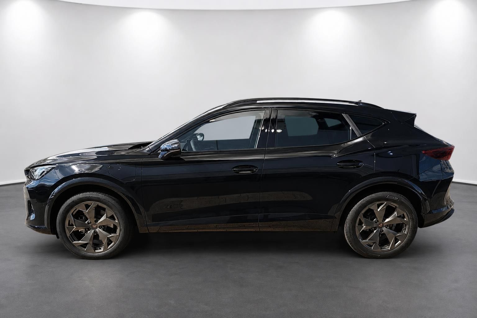Cupra Formentor schwarz SUV Seitenansicht komplett im Studio
