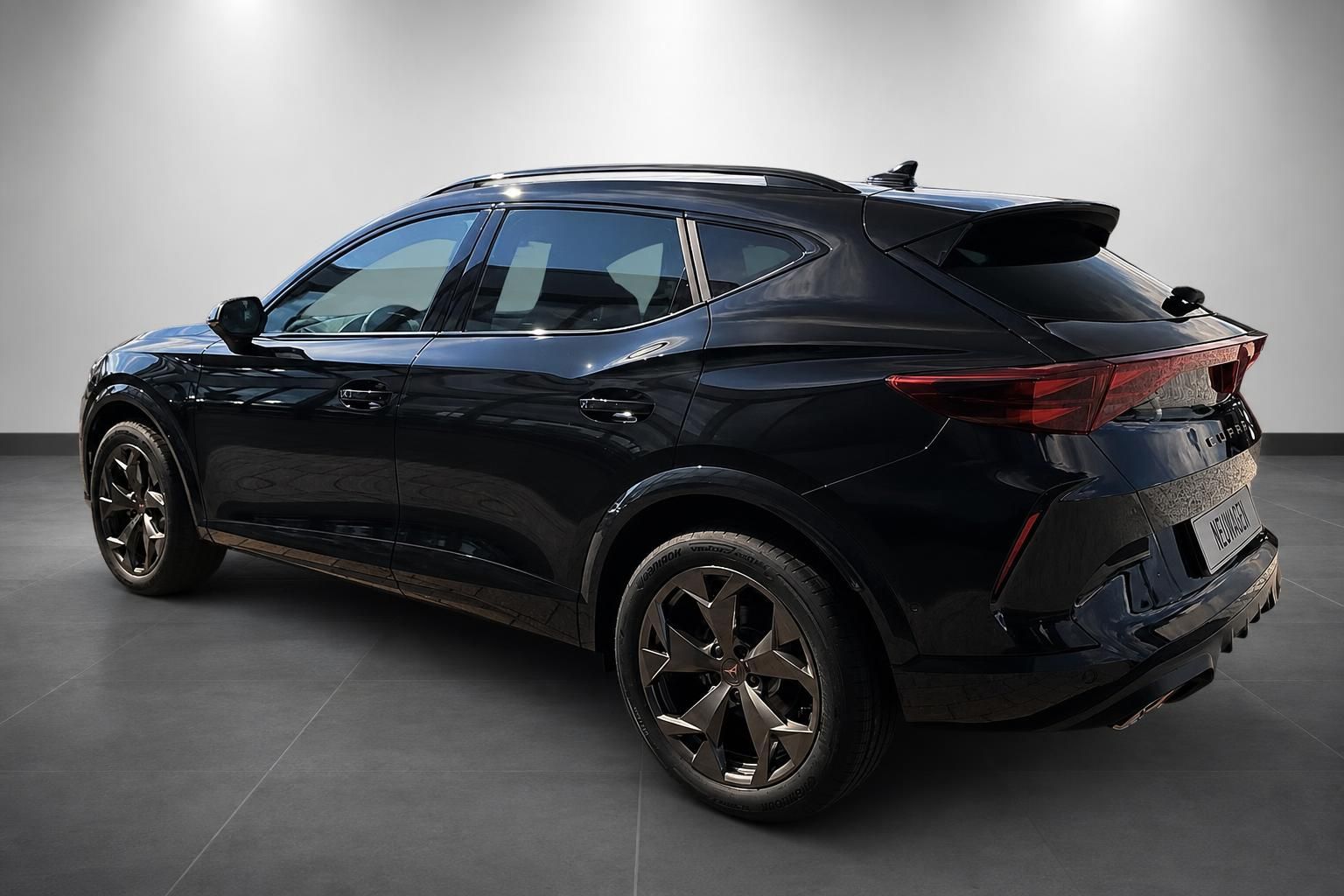 Cupra Formentor schwarz SUV Heckansicht schraeg im Studio