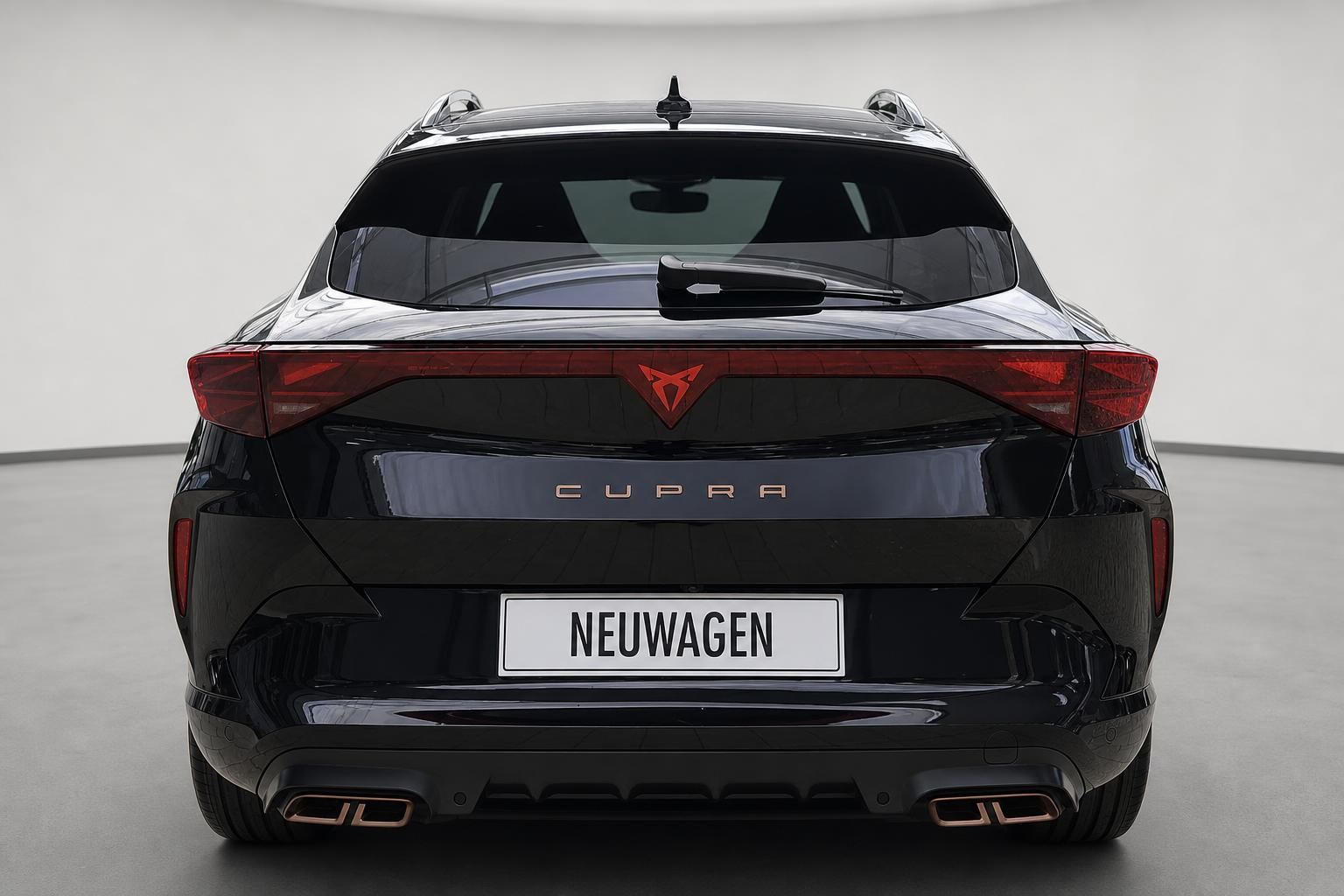 Cupra Formentor schwarz Heckansicht mit Sportauspuff im Studio