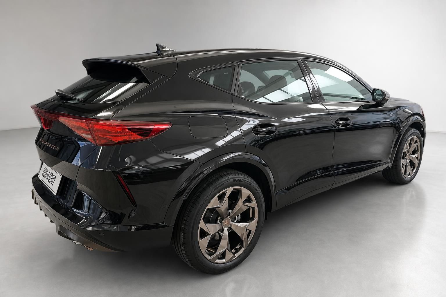 Cupra Formentor schwarz Heck seitlich mit Dachspoiler und Felgen