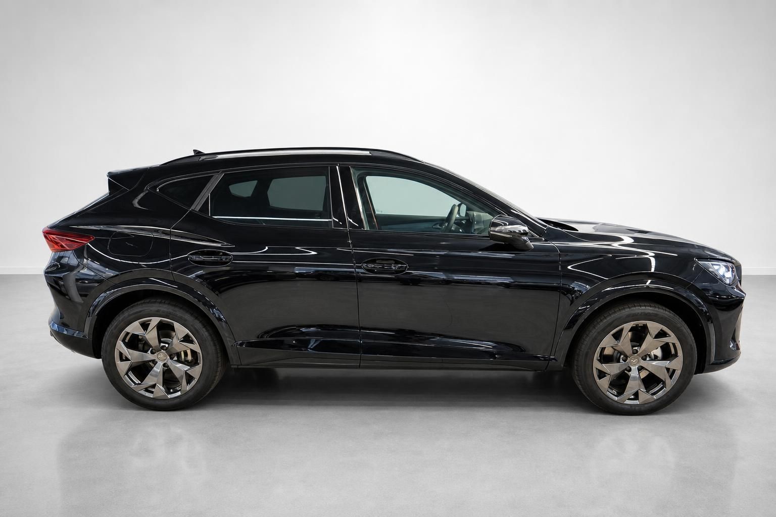 Cupra Formentor schwarz Seitenprofil im Showroom fotografiert