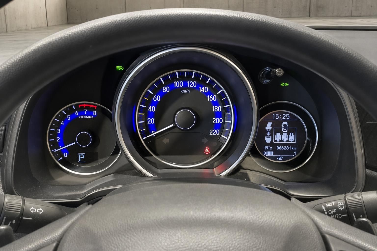 Honda Tacho mit Tachometer und Kilometerstand im Cockpit