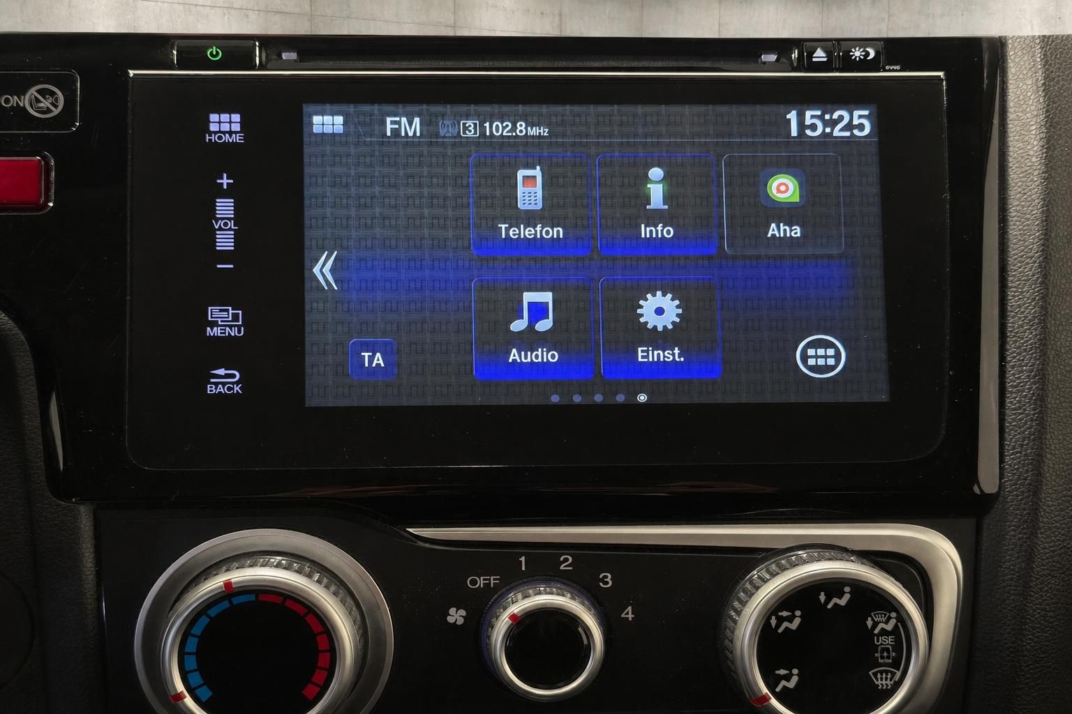 Honda Infotainment Touchscreen mit Radio und Klimabedienung
