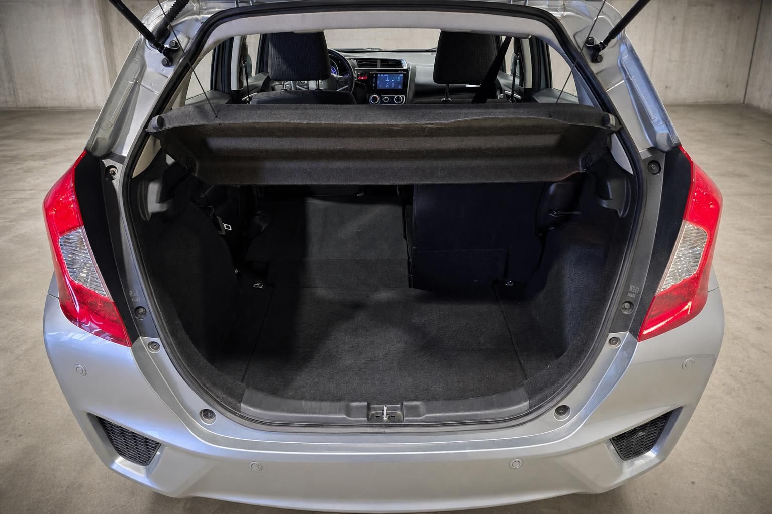 Honda Kofferraum mit geoeffneter Heckklappe und Laderaum