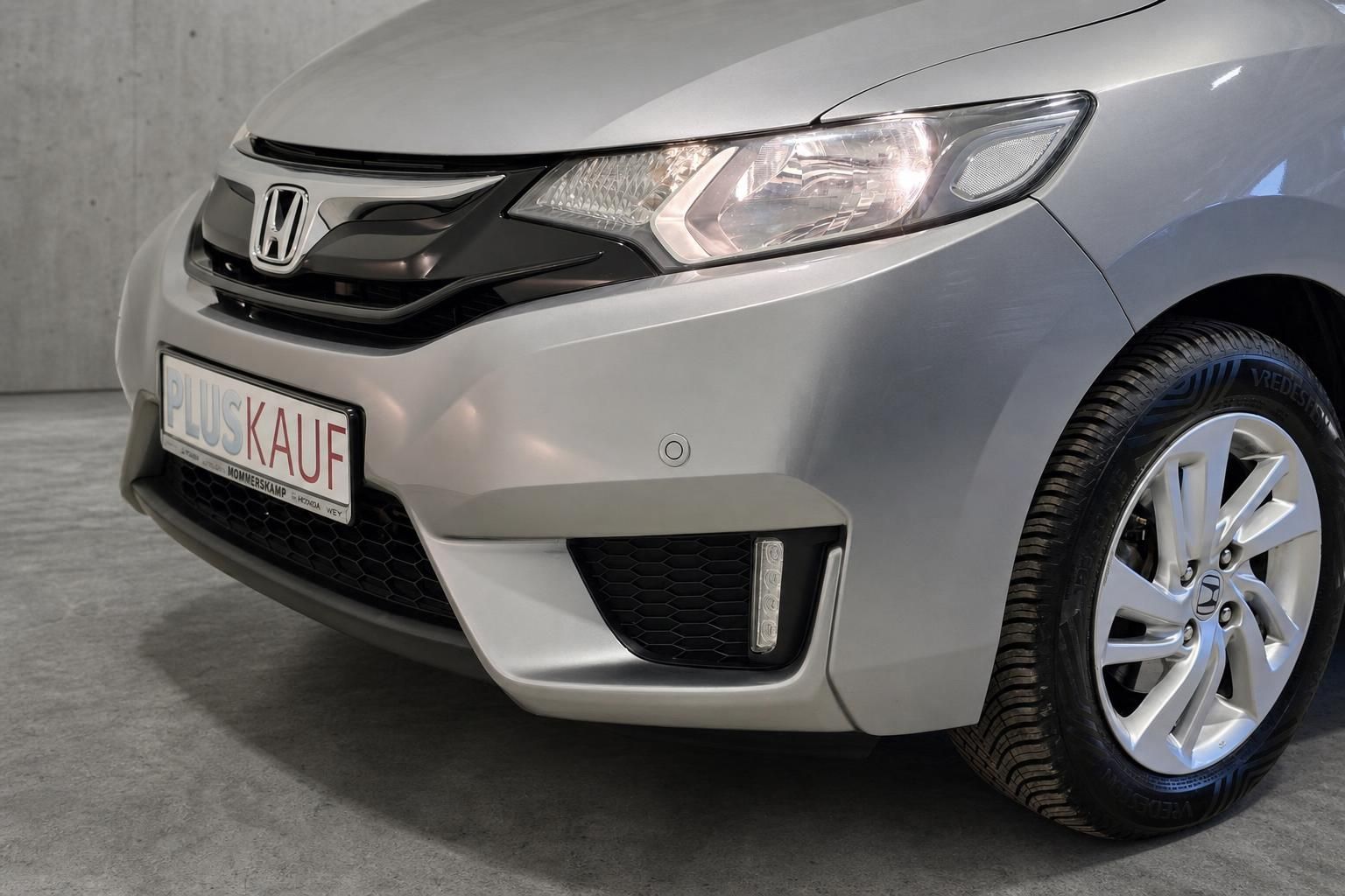 Honda Jazz Frontscheinwerfer und Stossfaenger Detailansicht