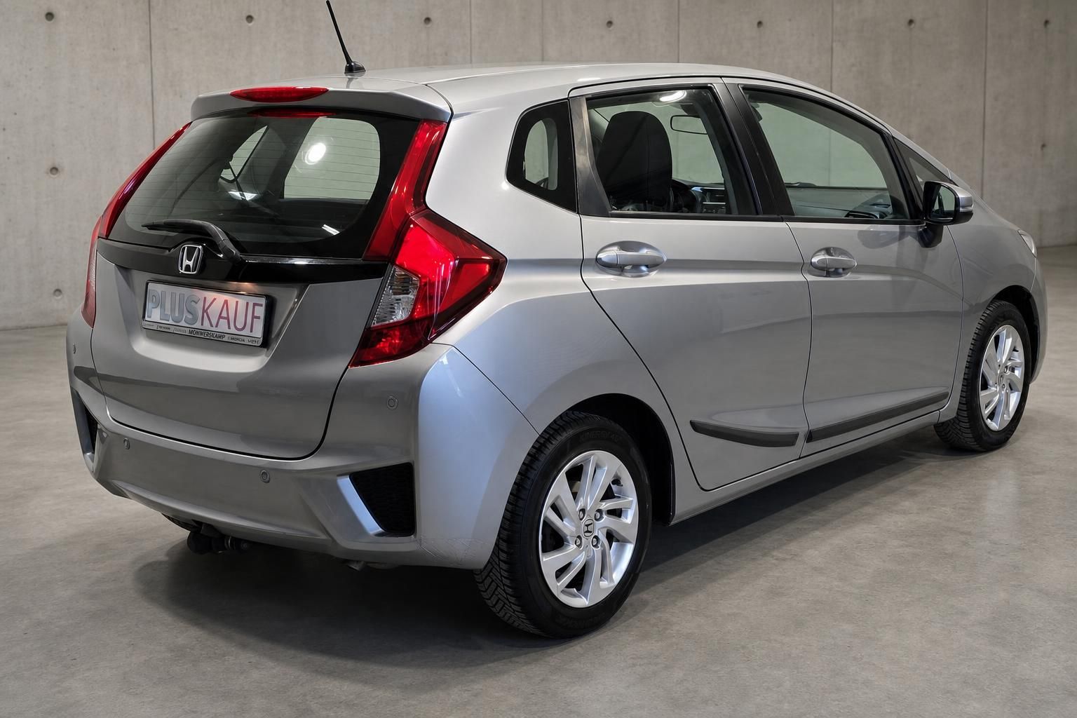 Honda Jazz silber, Heckansicht schräg, gebrauchter Kompaktwagen